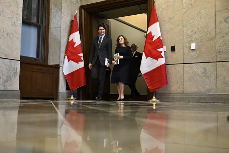 El primer ministro Justin Trudeau y la ministra de Finanzas Chrystia Freeland antes de la presentación del presupuesto federal en Ottawa en abril de 2024. THE CANADIAN PRESS/Justin Tang