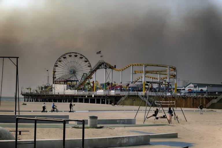 El humo oscuro de los incendios era evidente desde el muelle de Santa Mónica, California, el 8 de enero de 2025. AP Photo/Richard Vogel