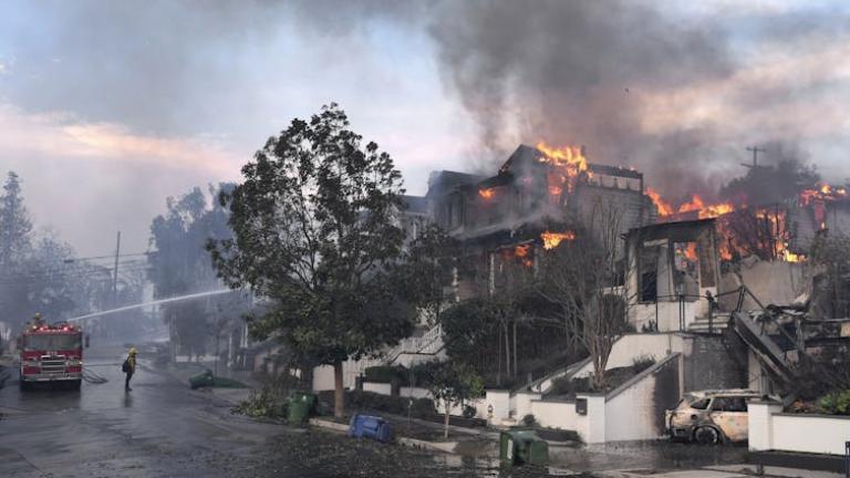 Bomberos trabajan para extinguir casas en llamas en el barrio de Pacific Palisades de Los Ángeles el 8 de enero de 2025. AP Photo/Damian Dovarganes