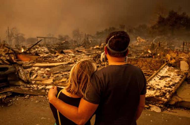 Bomberos trabajan para extinguir casas en llamas en el barrio de Pacific Palisades de Los Ángeles el 8 de enero de 2025.