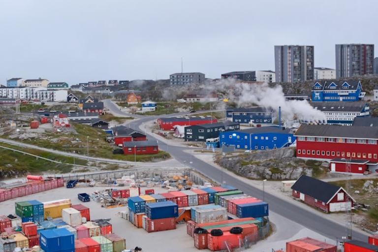 Vista aérea del horizonte del puerto de Nuuk, capital de Groenlandia. Yingna Cai/Shutterstock