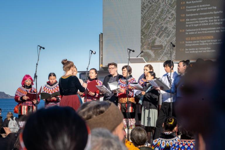 Gente cantando en el festival del Día Nacional de Groenlandia. Lasse Jesper Pedersen/Shutterstock