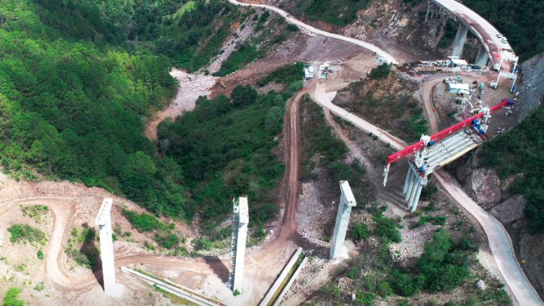 Construcción de la carretera Mitla Tehuantepec. Imagen de la SICT en 2021.