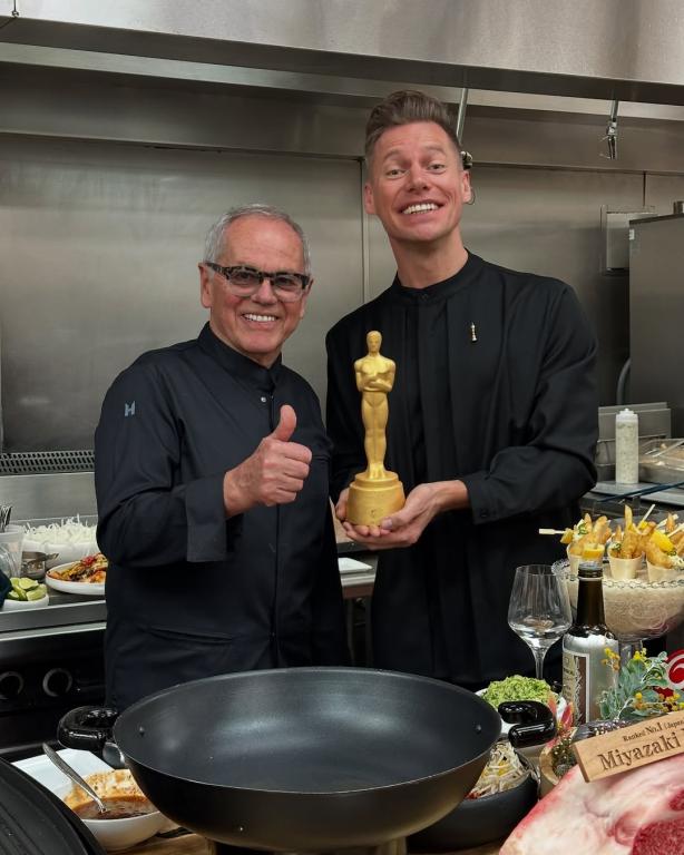 Wolfgang Puck presentando su icónica estatuilla de chocolate.