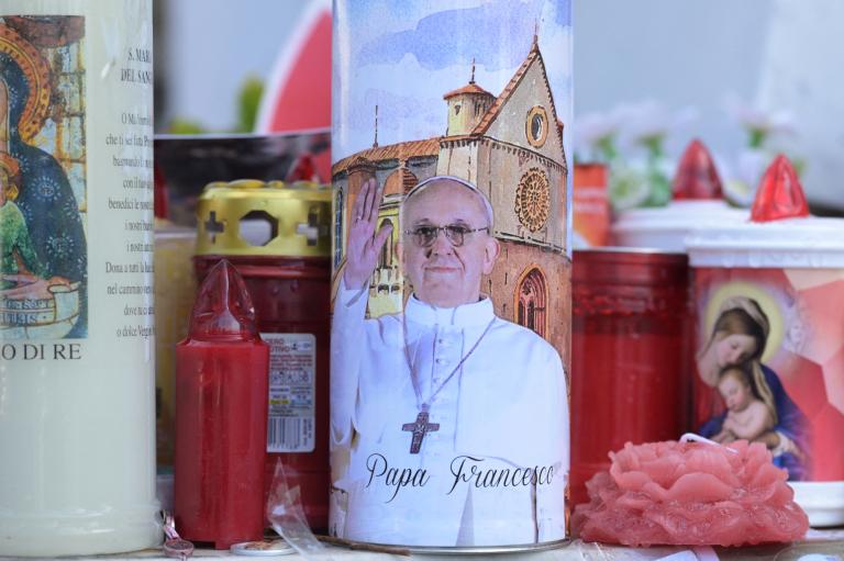 Velas ante la estatua de Juan Pablo II frente al Hospital Universitario Gemelli, donde el Papa Francisco está hospitalizado con neumonía.