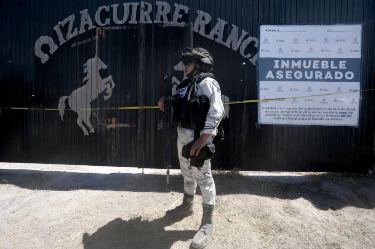 Un oficial de la Guardia Nacional vigila afuera del rancho Izaguirre.