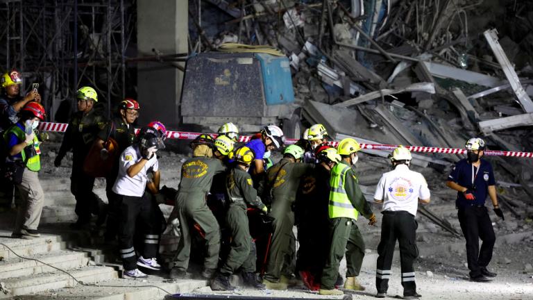 El devastador terremoto de magnitud 7.7 que golpeó este viernes Birmania dejó al menos 20 muertos y en la vecina Tailandia tres personas fallecieron por el derrumbe de un rascacielos en construcción que dejó atrapados a decenas de obreros.