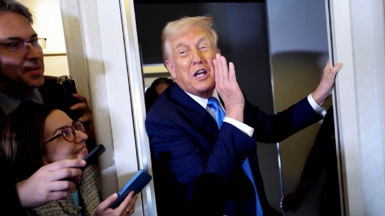Según reportes, Trump amenazó a los ejecutivos del sector automotriz con represalias si los precios se disparan, pero dijo a NBC News que unos precios en alza solo beneficiarían a los fabricantes en territorio estadounidense.

Para más información del tema, visita: https://www.eleconomista.com.mx/empresas/donald-trump-dice-importarle-bledo-precios-autos-suben-aranceles-20250329-752605.html 

¡Síguenos en nuestras redes sociales para mantenerte informado!

Twitter: https://twitter.com/eleconomista 
Facebook: https://www.facebook.com/ElEconomista.mx
Instagram: https://www.instagram.com/eleconomistamx
LinkedIn: https://www.linkedin.com/company/el-economista/

#ElEconomista #EETV