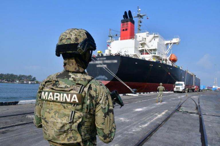 Autoridades incautaron 10 millones de litros de diésel junto con armas de fuego en el estado de Tamaulipas, en lo que calificaron como un decomiso "histórico" de hidrocarburos.