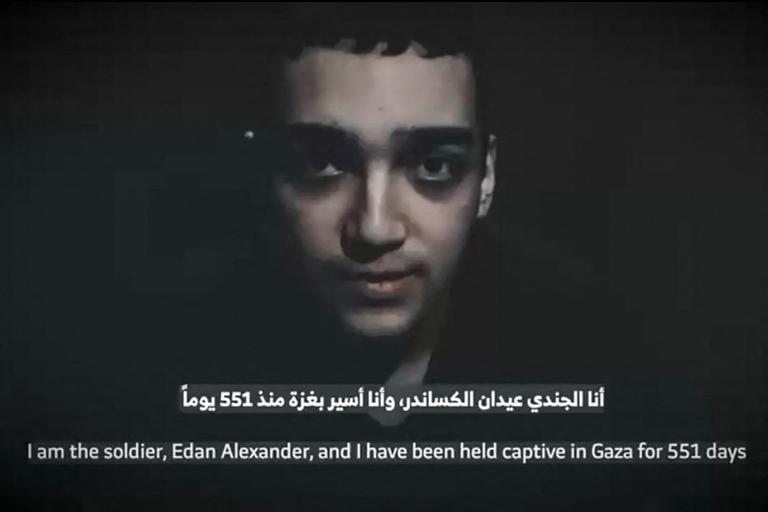 Captura de pantalla de un video donde se muestra a Edan Alexander.
