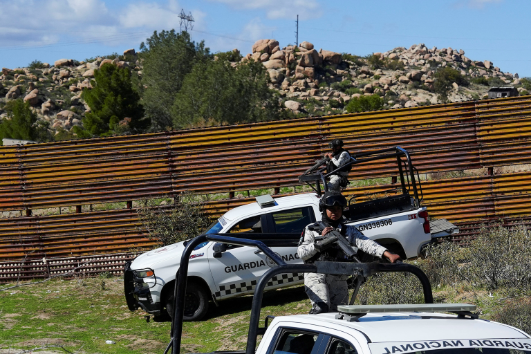 Elementos de la Guardia Nacional resguardan la frontera con Estados Unidos en Tijuana, Baja California.
