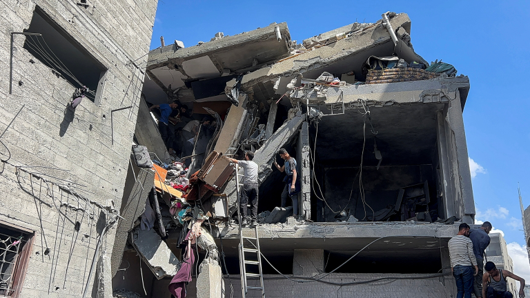 Palestinos se reúnen en un edificio dañado, en el lugar de un ataque israelí contra una casa en Shejaia, en la ciudad de Gaza, el 10 de abril de 2025.