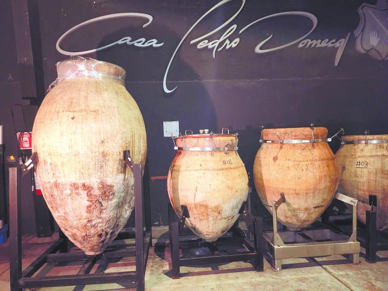 Las antiguas vasijas en el Museo Domecq revelan el proceso artesanal con el que se inició la tradición vinícola en el Valle de Guadalupe.