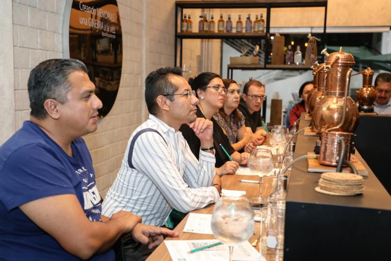 EXPERIENCIA CON LECTORES DEL ECONOMISTA EN PURIFICACION, LABORATORIO DESTILADOS . FOTO : HUGO SALAZAR / EL ECONOMISTA / Branded Content