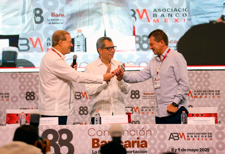 Emilio Romano recibió el mazo de mando que simboliza el inicio de su gestión al frente de la ABM.