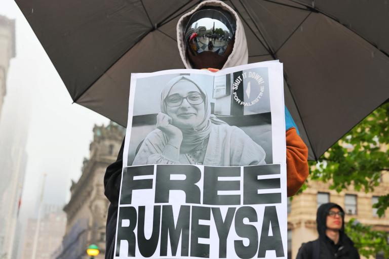 Manifestación en apoyo de la estudiante turca Rumeysa Ozturk (en la foto) y el activista estudiantil de la Universidad de Columbia Mohsen Mahdawi en Foley Square el 6 de mayo de 2025 en Nueva York.