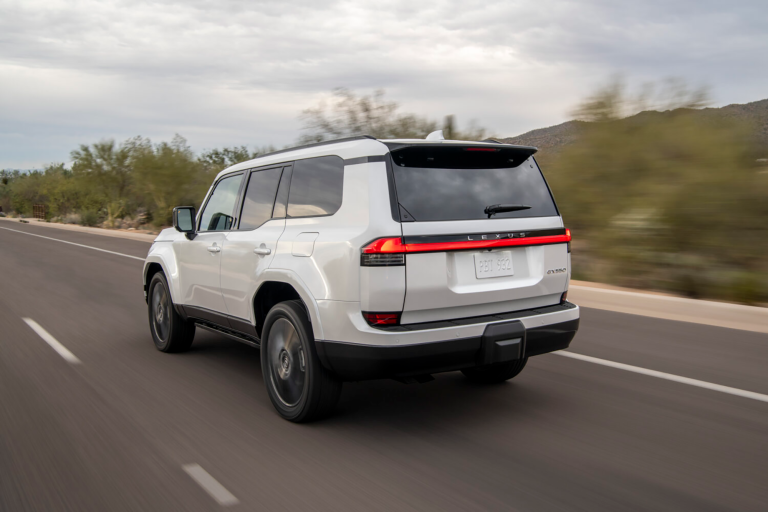 La Luxus GS550 está desarrollada sobre la plataforma TNGA-F, que comparte con otros modelos de Toyota, y que su principal característica es su chasis tipo escalera que le aporta mayor rigidez.