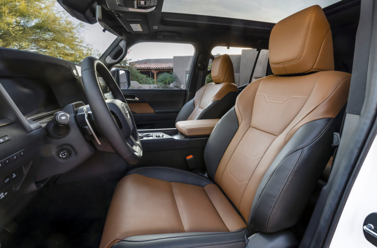 Aunque el equipamiento interior es muy completo, también hay diferencias. En Luxury+ se equipan 21 bocinas mientras que en Overtrail son 10.