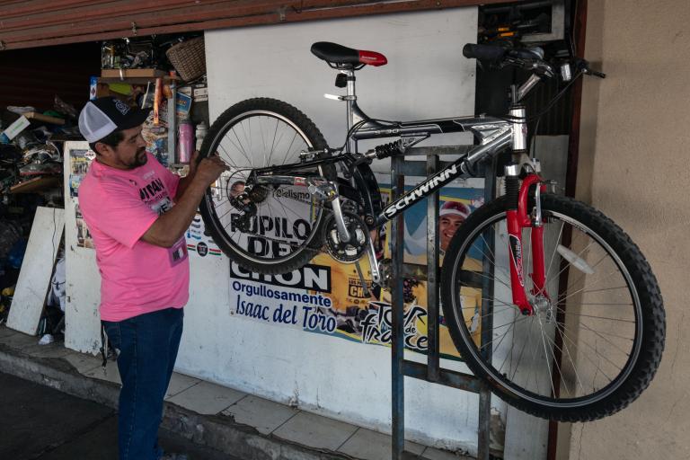 El exentrenador del ciclista mexicano Isaac del Toro durante sus primeros años competitivos, José Ascensión 'Chon' Acevedo Castellanos trabaja en su taller de bicicletas en Ensenada, Baja California