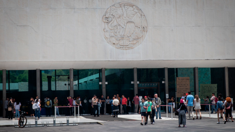 En la entrada del recinto, un cartel explicaba: "Por causas ajenas a los trabajadores y autoridades del museo, no hay servicio".
Para más información del tema, visita: https://www.eleconomista.com.mx/arteseideas/premian-museo-antropologia-permanece-cerrado-falta-vigilancia-20250604-762232.html
¡Síguenos en nuestras redes sociales para mantenerte informado!
Twitter: https://twitter.com/eleconomista
Facebook: https://www.facebook.com/ElEconomista.mx
Instagram: https://www.instagram.com/eleconomistamx
LinkedIn: https://www.linkedin.com/company/el-economista/
#ElEconomista #EETV