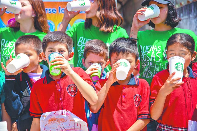 Voluntarios celebran junto a niños de Poxtla tras instalar la torre de agua potable en su escuela primaria