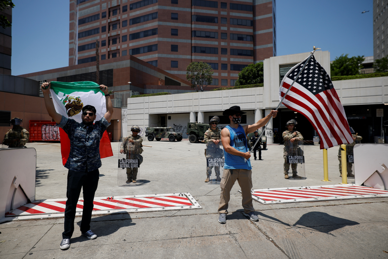 Miembros de la Guardia Nacional de California se mantienen afuera del edificio federal Edward R. Roybal mientras continúan las protestas contra las redadas federales de inmigración, en Los Ángeles.