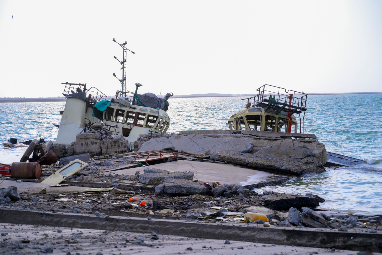 Esta imagen muestra la destrucción en el puerto de la ciudad de Hodeida, en Yemen, después de que aviones de guerra militares israelíes atacaran posiciones controladas por los rebeldes de Yemen, el 6 de mayo de 2025.