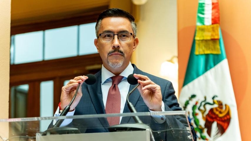 Sergio Molina Martínez al presentar su libro "La Otra Reforma Laboral en México, el mecanismo laboral de respuesta rápida del TMEC y el nearshoring”.