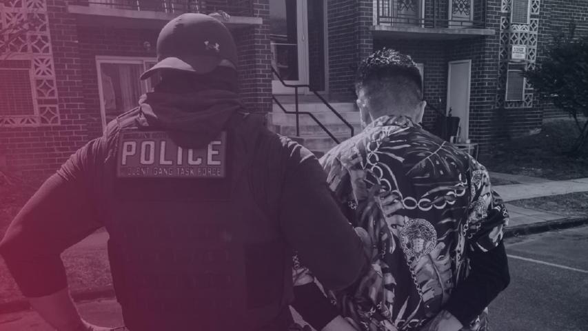 Agentes de la ICE detienen a migrante ilegal.