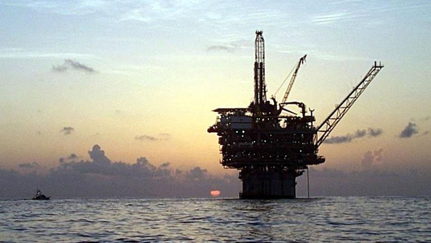 PLATAFORMA PETROLERA - (FILES) This undated file image provided by the Kerr-Mcgee Corporation showing the Gunnison truss spar, oil platform located in the Gulf of Mexico. On the New York Mercantile Exchange (Nymex) at 1720 GMT, a barrel of