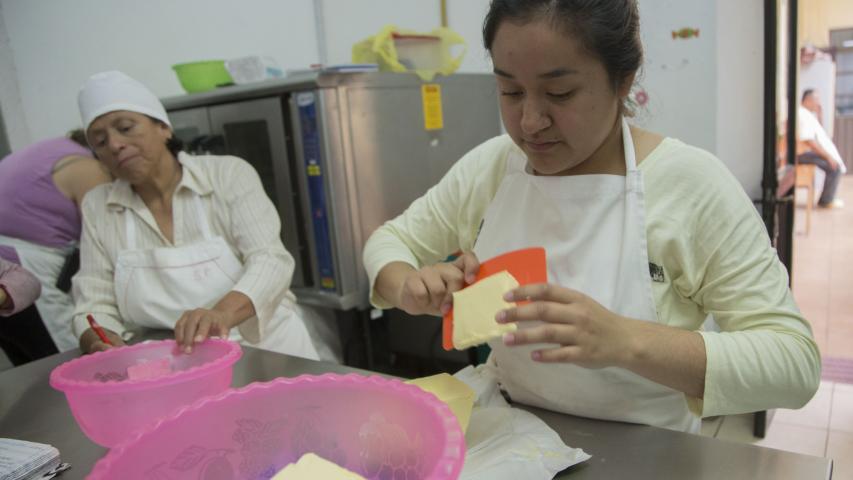 Taller de panadería y repostería de la Fundación Reintegra - Foto: Zulleyka Hoyo  EE