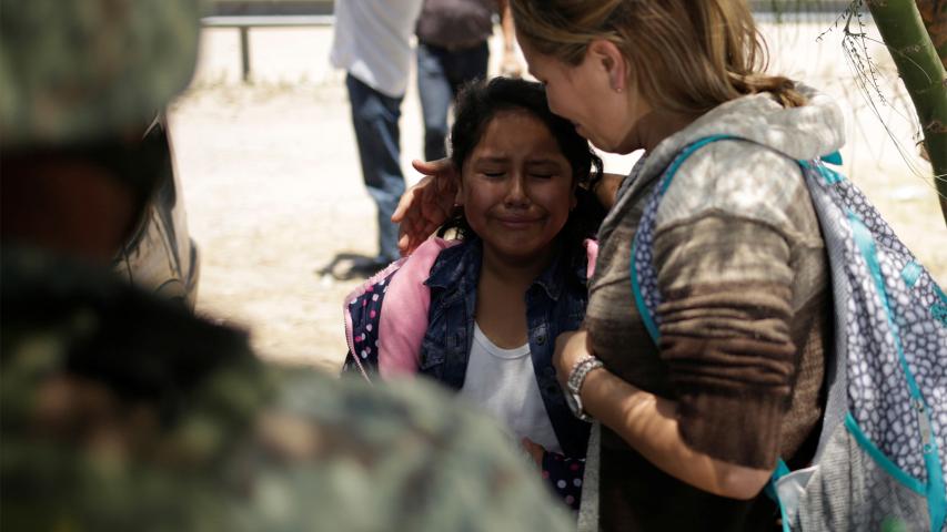 México nunca había utilizado las fuerzas de seguridad para detener a los ciudadanos extranjeros indocumentados que salen del país hacia los Estados Unidos. Las fotografías de policías militarizados que capturan a mujeres centroamericanas en la frontera en los últimos días han sido fuertemente criticadas.