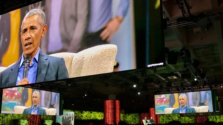 El expresidente Barack Obama, durante su charla con Marc Benioff, director ejecutivo de Salesforce, en el Moscone Center de San Francisco, California. Obama fue uno de los expositores durante Dreamforce 2019, la feria anual de Salesforce para clientes, desarrolladores, inversionistas y prensa. Foto: JSG