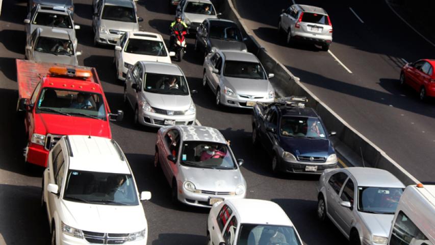 Para la Tenencia vehicular se otorgará un subsidio de 100% a personas físicas o morales sin fines de lucro, poseedoras de autos cuyo valor depreciado, incluyendo el IVA, no exceda los 250,000 pesos. Foto EE: Archivo