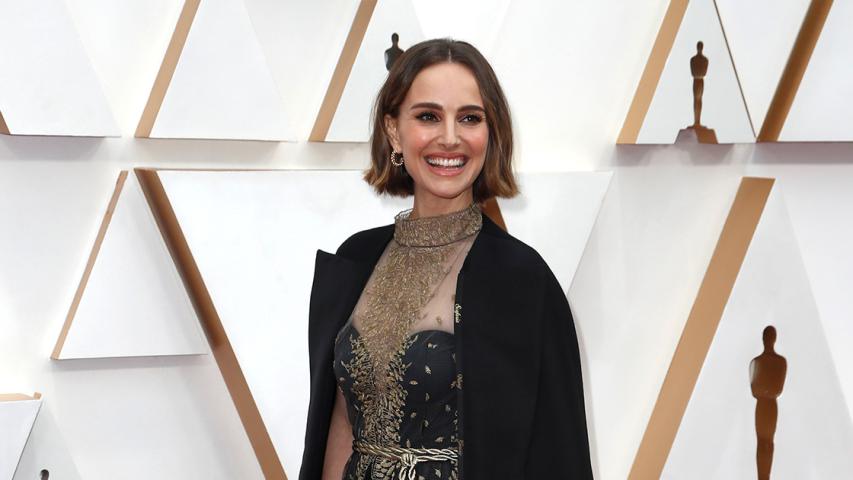 La actriz Natalie Portman se detuvo ante las cámaras para mostrar su abrigo en el que bordó los nombres de las directoras que no fueron nominadas a los Premios de la Academia. Foto: Reuters