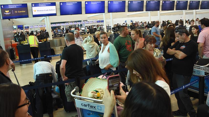 CANC��N, QUINTANA ROO, 23SEPTIEMBRE2019.- Cientos de turistas que tenían boleto con la aerolínea británica Thomas Cook se encuentran en el Aeropuerto Internacional de Cancún para iniciar el regreso a sus lugares de origen tras declararse la