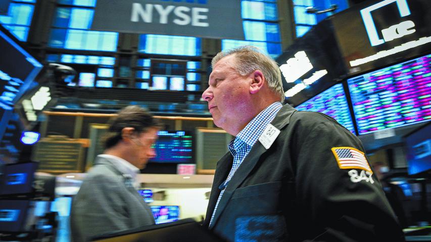 Traders work on the floor of the New York Stock Exchange (NYSE) in New York City, U.S., October 27, 2021.  REUTERS/Brendan McDermid