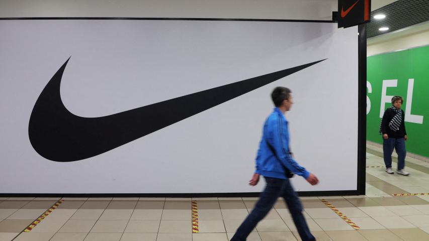 Una tienda de Nike en San Petersburgo. La compañía había cerrado temporalmente sus tiendas en Rusia tras la invasión a Ucrania. Foto: Reuters