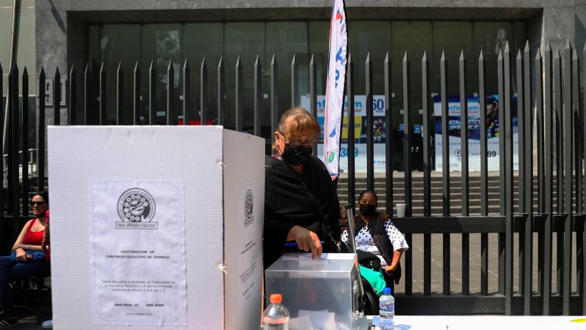 Trabajadores del Sindicato de Telefonistas de la República Mexicana acordaron poner fin a su huelga este lunes e instalaron una mesa tripartita para alcanzar una solución al conflicto. Foto: Reuters