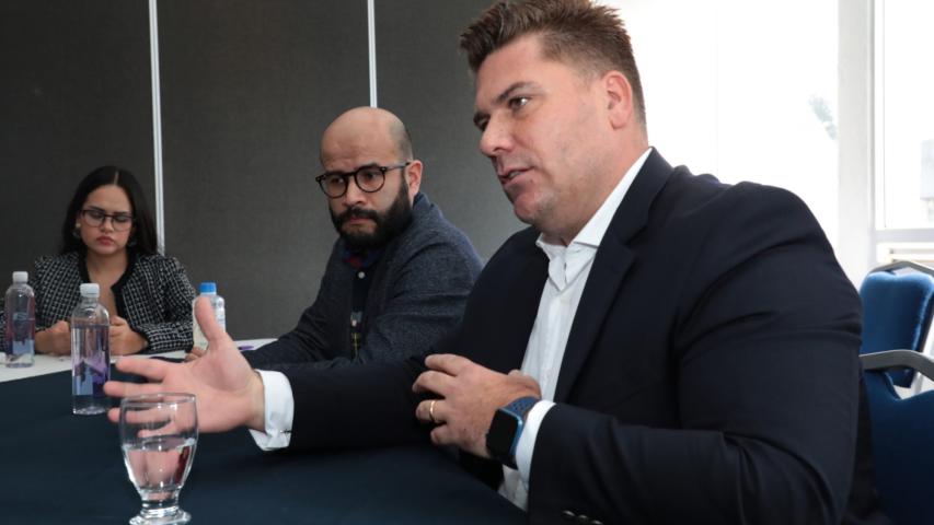 Nicolás Sánchez, director de Políticas Públicas de Uber México, y Tanatiuh Anzures, director de Asuntos con Gobierno de DiDi. Foto EE: Rosario Servin