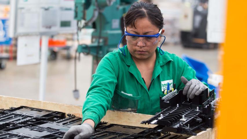 Mujer trabajando en una maquiladora. Foto: Archivo