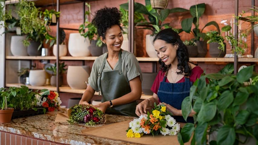 Las mujeres suelen pagar más rápido los créditos.