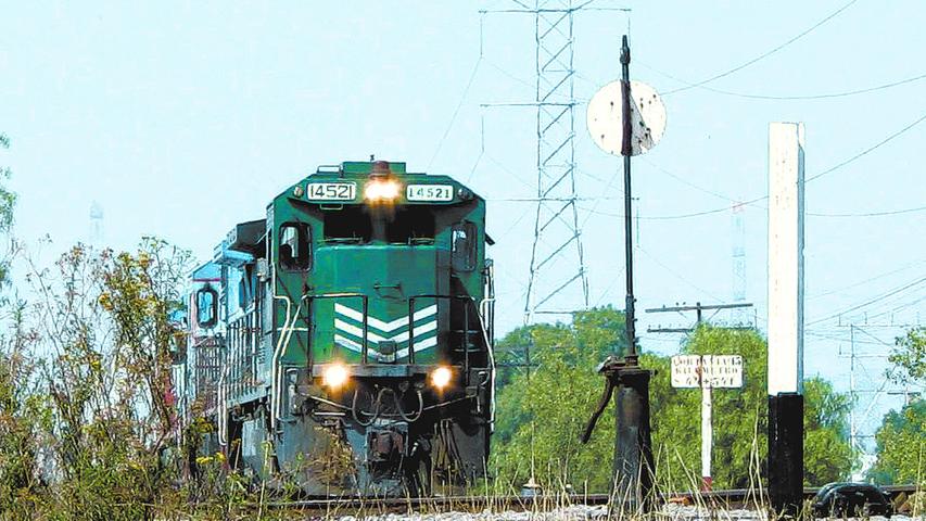 TEOTIHUACAN, ESTADO DE M�XICO, 30JUNIO2008.- Un tren pasando por uno de los puentes que hay antes de llegar a la estacion de la zona.FOTO: ENRIQUE ORD��EZ/CUARTOSCURO.COM