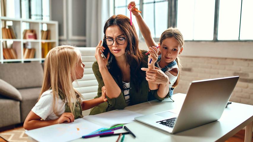 Las mujeres invierten el doble de tiempo en las tareas no remuneradas.