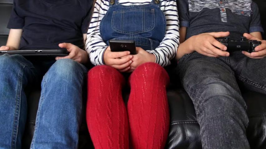 Los niños tienen a su disposición una cantidad cada vez mayor de pantallas, gracias al auge de teléfonos inteligentes, tabletas y videoconsolas. Foto: Shutterstock