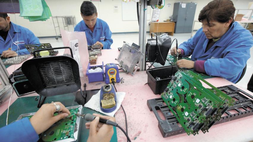 La industria manufacturera ha sido históricamente el sector que más impuestos le deja a la Federación. Foto: Reuters