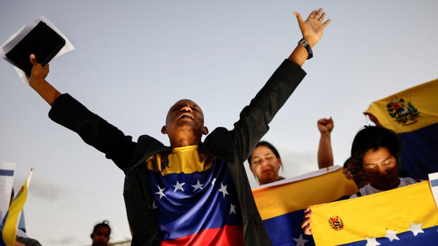 Ciudadanos venezolanos participan en una protesta contra los resultados electorales que otorgaron una tercera reeleción a Nicolás Maduro. Foto: Reuters.