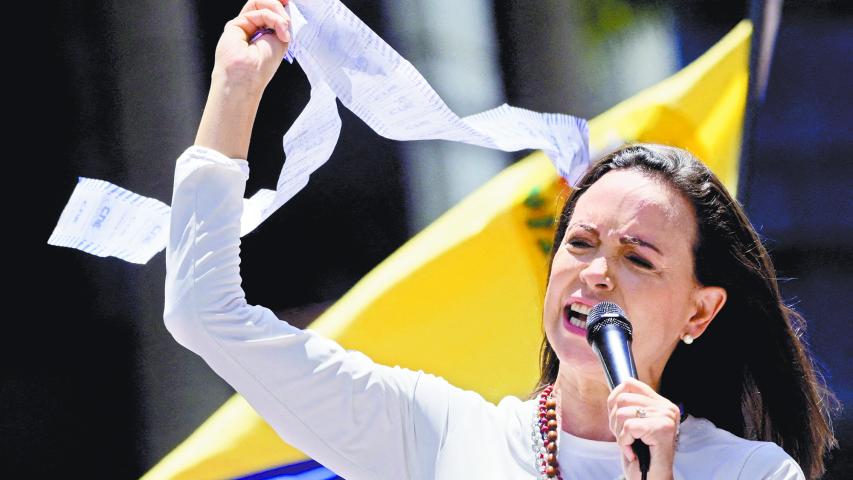 María Corina Machado, líder de la oposición venezolana enseñaba las actas de votación durante una protesta en contra de Maduro el pasado 28 de agosto. Foto: Reuters