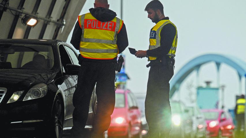 Oficiales revisaban ayer un vehículo en el cruce fronterizo Stadbruecke, entre Alemania y Polonia. Foto: Reuters