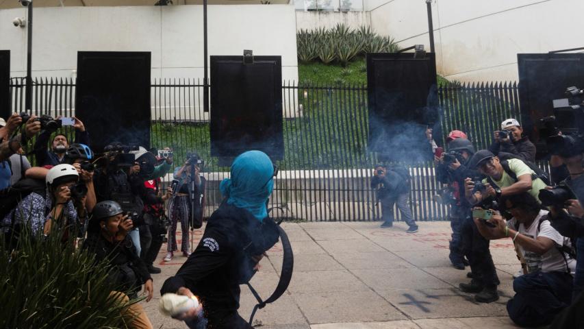 Las manifestaciones en las afueras de la Cámara Alta se registran a dos días del décimo aniversario de la desaparición de 43 estudiantes de la Normal Isidro Burgos de Ayotzinapa.